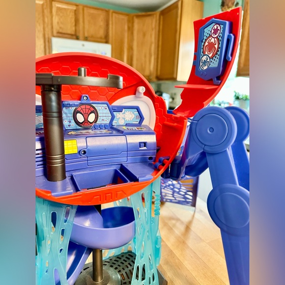 Marvel Spidey and His Amazing Friends Marvel Web-Quarters Playset with Lights - Picture 3 of 6